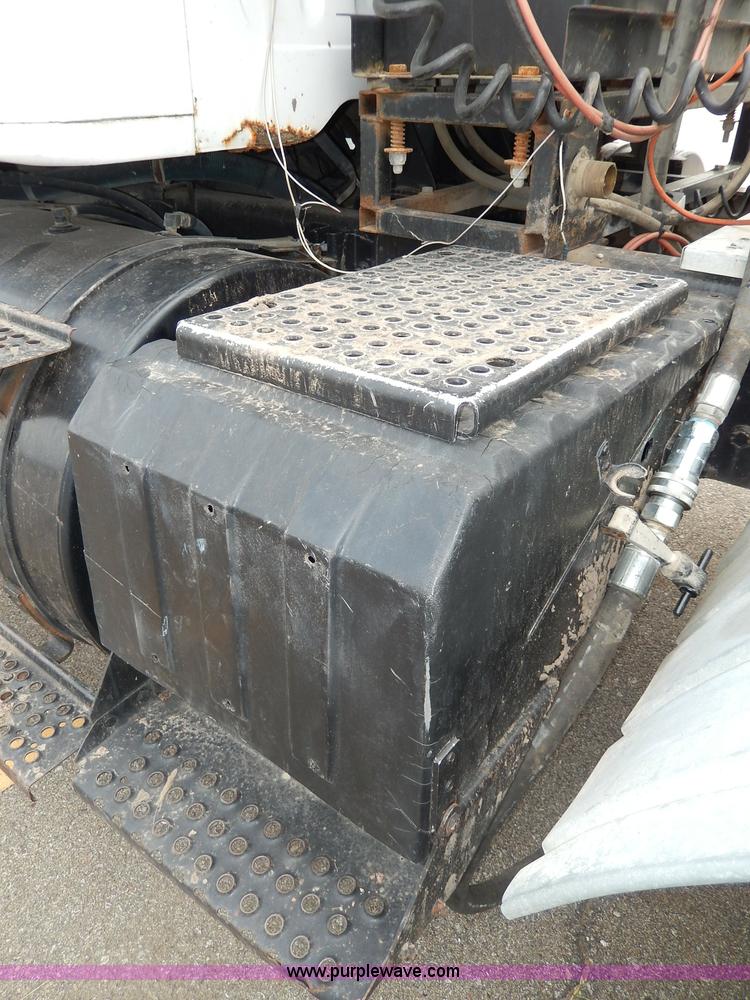 image for item I4337 1995 International 8100 semi truck