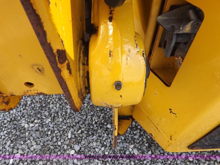 image for item I7651 2006 John Deere 320 skid steer