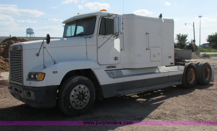 image for item F5218 1995 Freightliner FLD semi truck