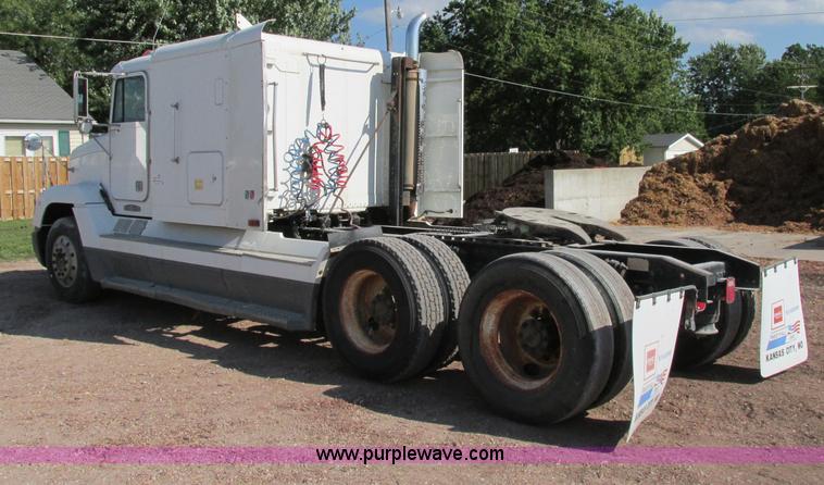 image for item F5218 1995 Freightliner FLD semi truck