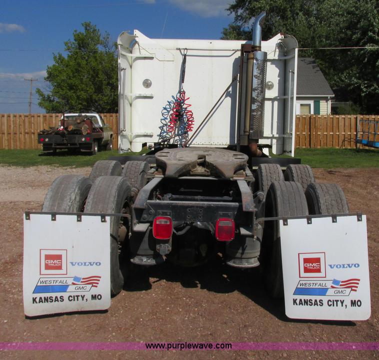 image for item F5218 1995 Freightliner FLD semi truck