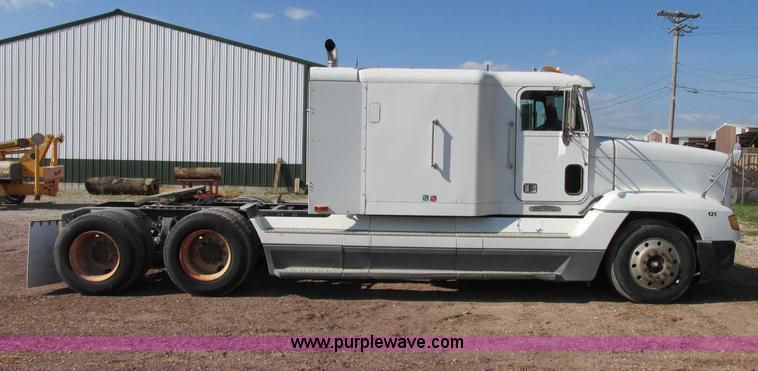 image for item F5218 1995 Freightliner FLD semi truck