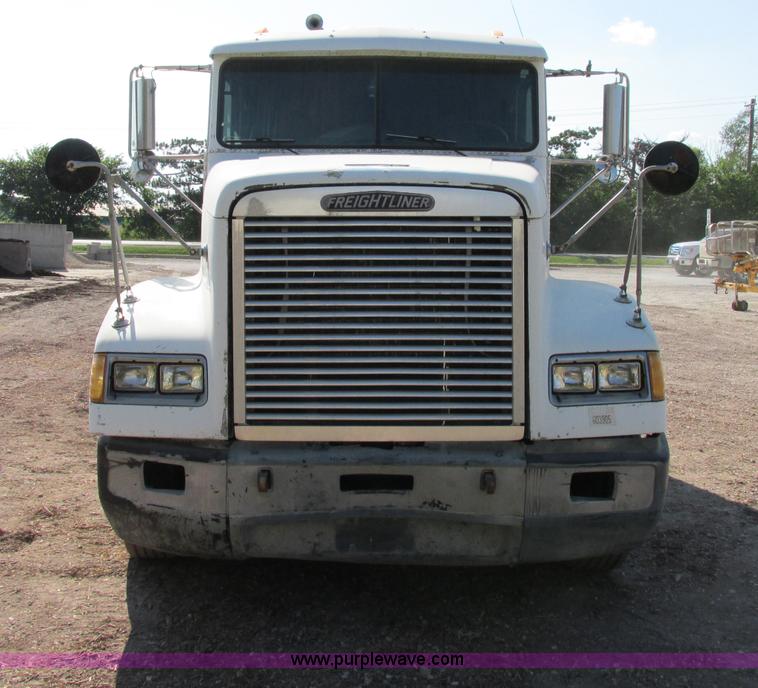 image for item F5218 1995 Freightliner FLD semi truck