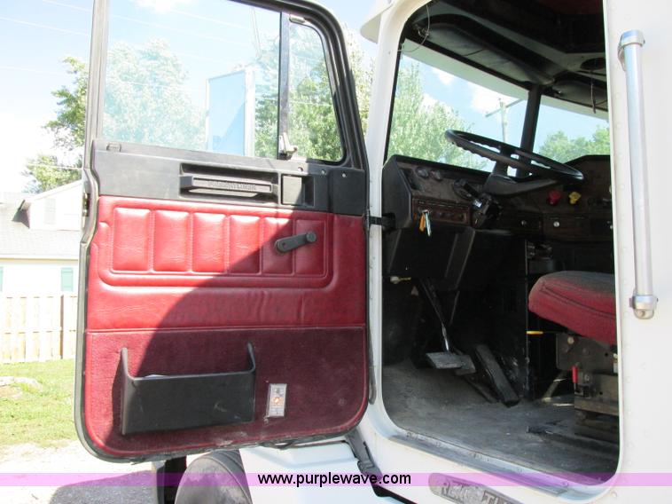 image for item F5218 1995 Freightliner FLD semi truck