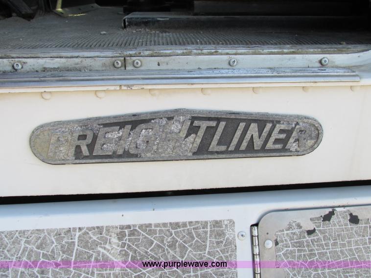 image for item F5218 1995 Freightliner FLD semi truck