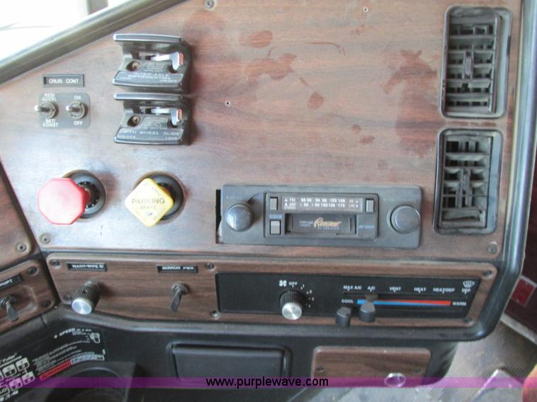 image for item F5218 1995 Freightliner FLD semi truck