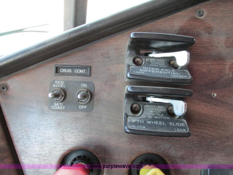 image for item F5218 1995 Freightliner FLD semi truck