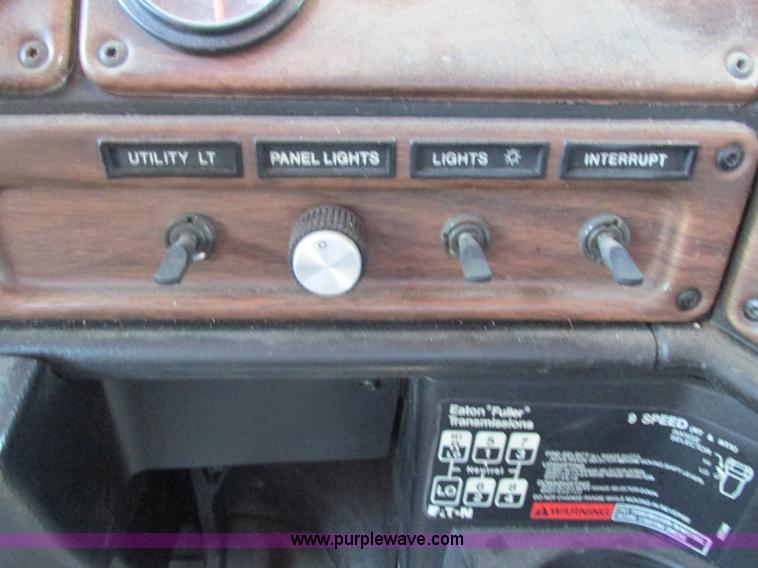 image for item F5218 1995 Freightliner FLD semi truck