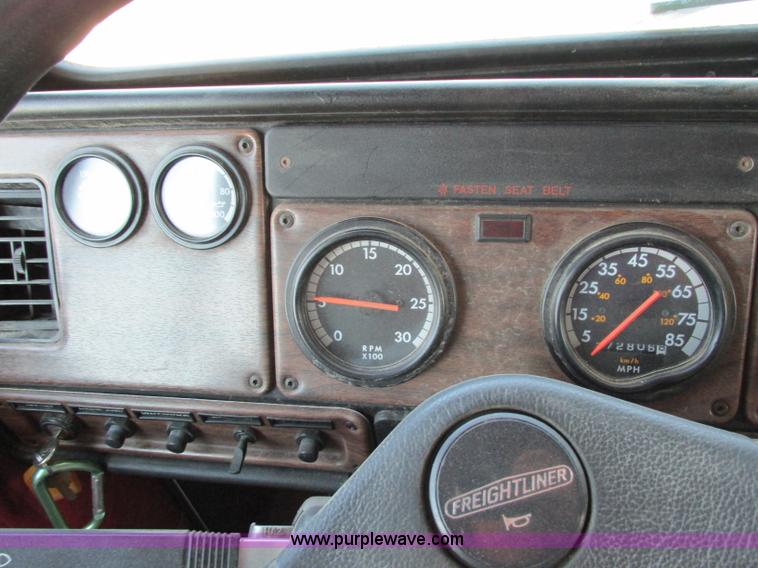 image for item F5218 1995 Freightliner FLD semi truck