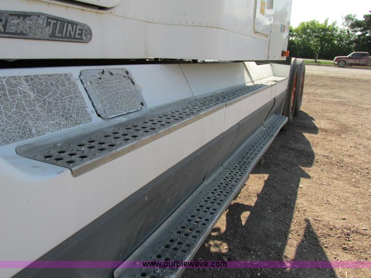 image for item F5218 1995 Freightliner FLD semi truck