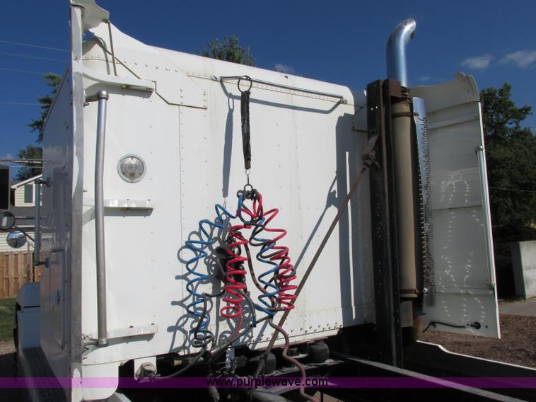 image for item F5218 1995 Freightliner FLD semi truck