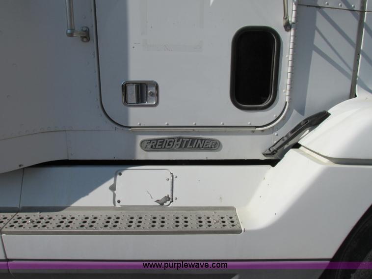 image for item F5218 1995 Freightliner FLD semi truck