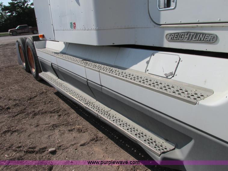 image for item F5218 1995 Freightliner FLD semi truck