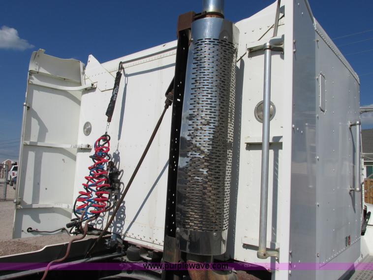 image for item F5218 1995 Freightliner FLD semi truck