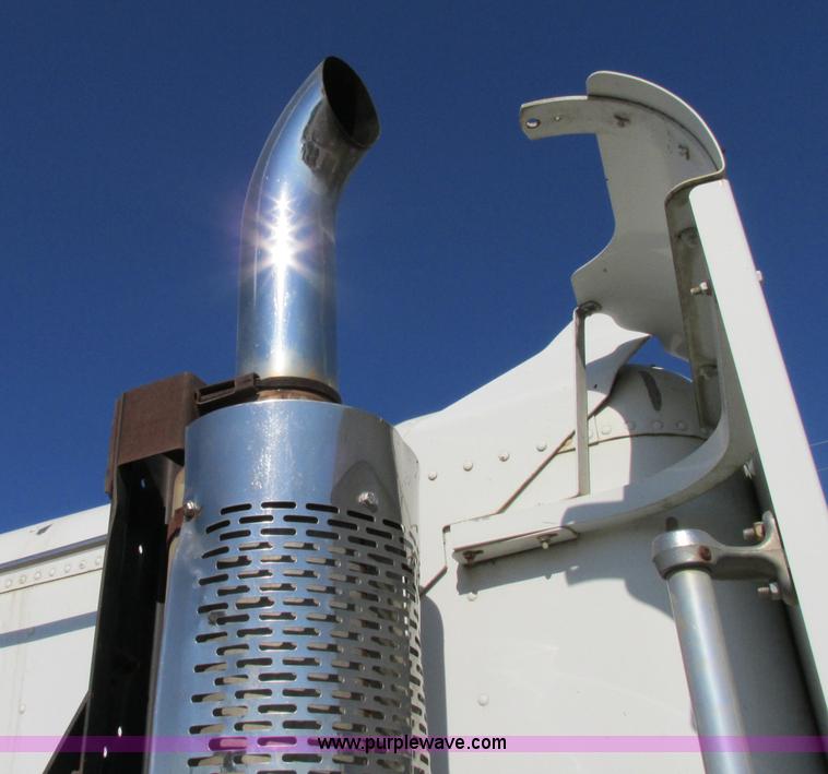 image for item F5218 1995 Freightliner FLD semi truck