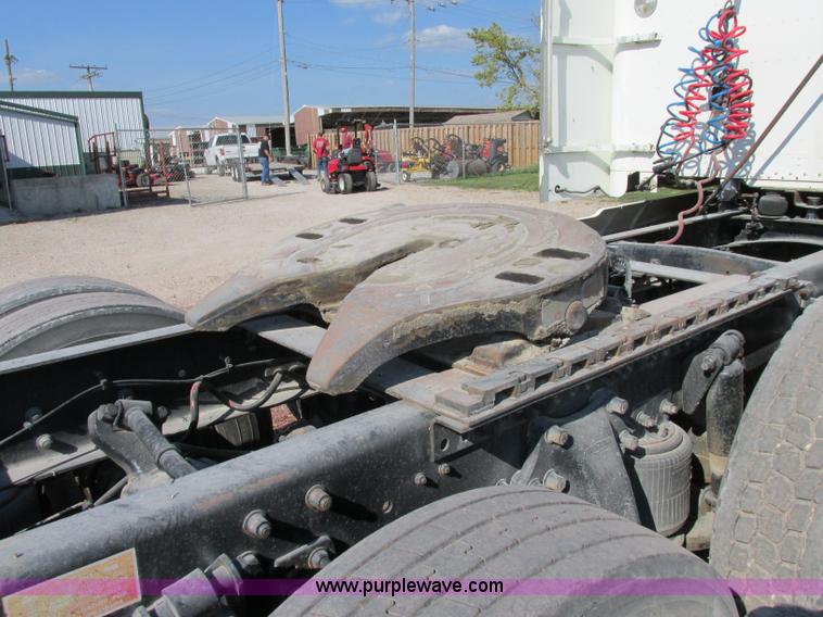 image for item F5218 1995 Freightliner FLD semi truck