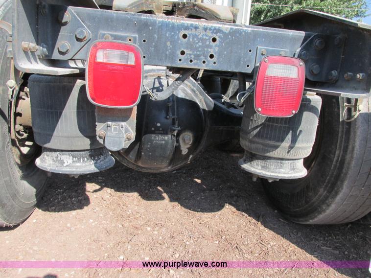 image for item F5218 1995 Freightliner FLD semi truck