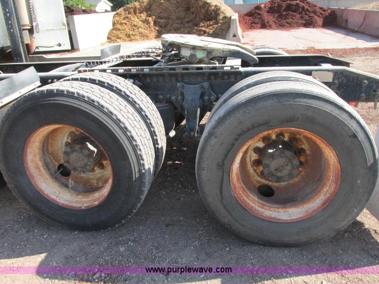 image for item F5218 1995 Freightliner FLD semi truck