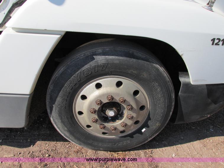 image for item F5218 1995 Freightliner FLD semi truck