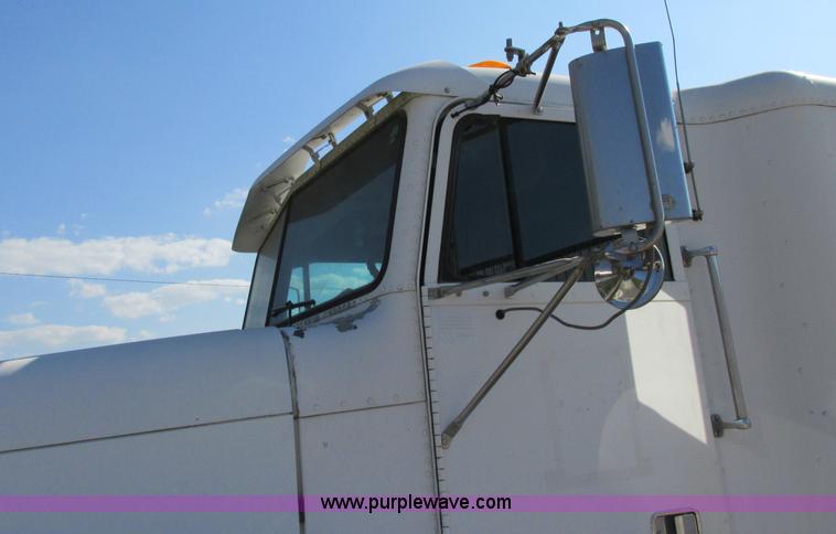 image for item F5218 1995 Freightliner FLD semi truck