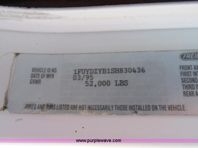 image for item F5218 1995 Freightliner FLD semi truck