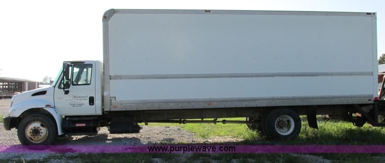 image for item F5221 2003 International DuraStar 4300 box truck