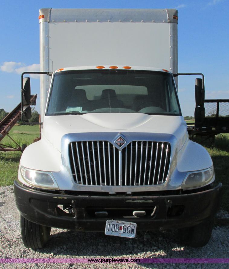 image for item F5221 2003 International DuraStar 4300 box truck