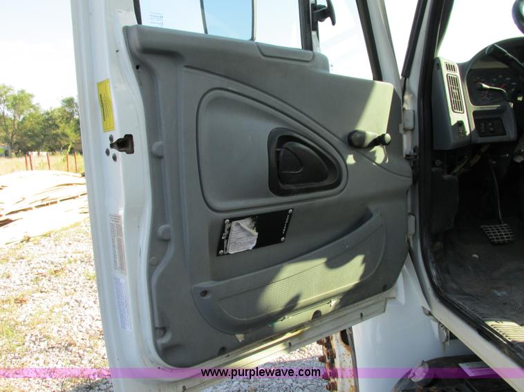 image for item F5221 2003 International DuraStar 4300 box truck