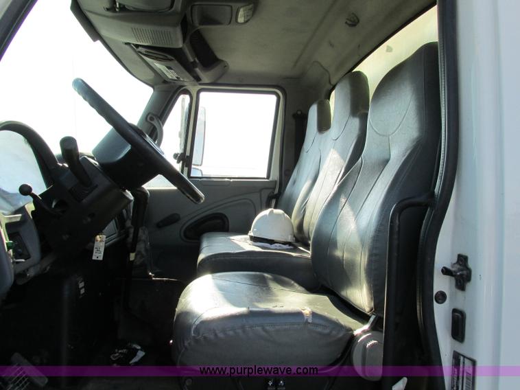 image for item F5221 2003 International DuraStar 4300 box truck