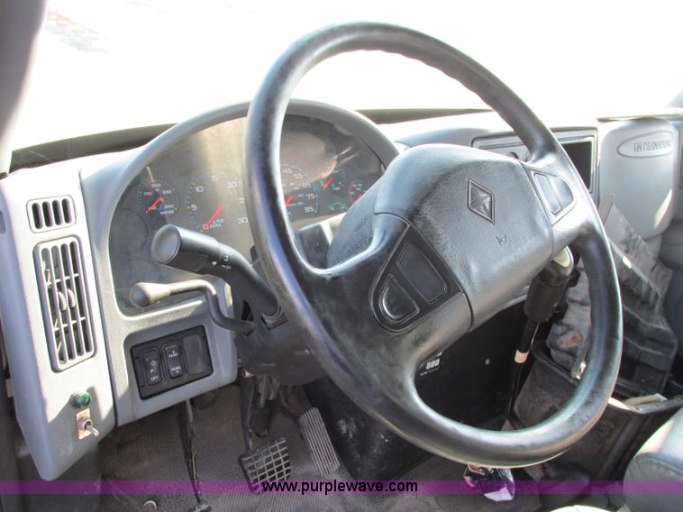 image for item F5221 2003 International DuraStar 4300 box truck