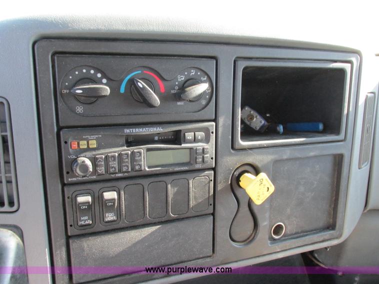 image for item F5221 2003 International DuraStar 4300 box truck