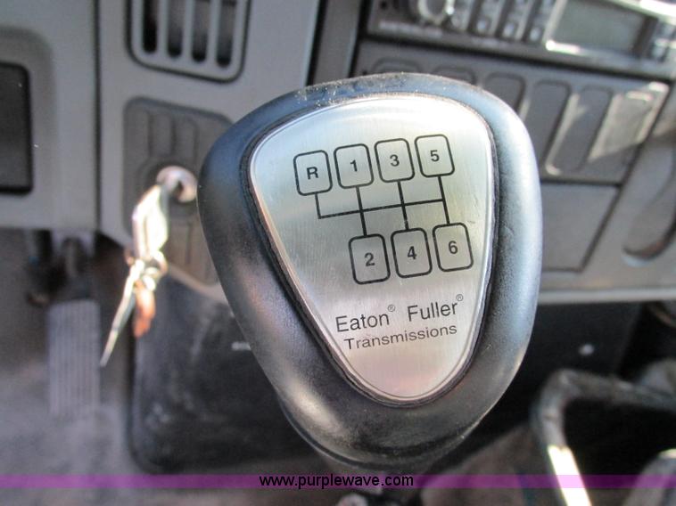 image for item F5221 2003 International DuraStar 4300 box truck