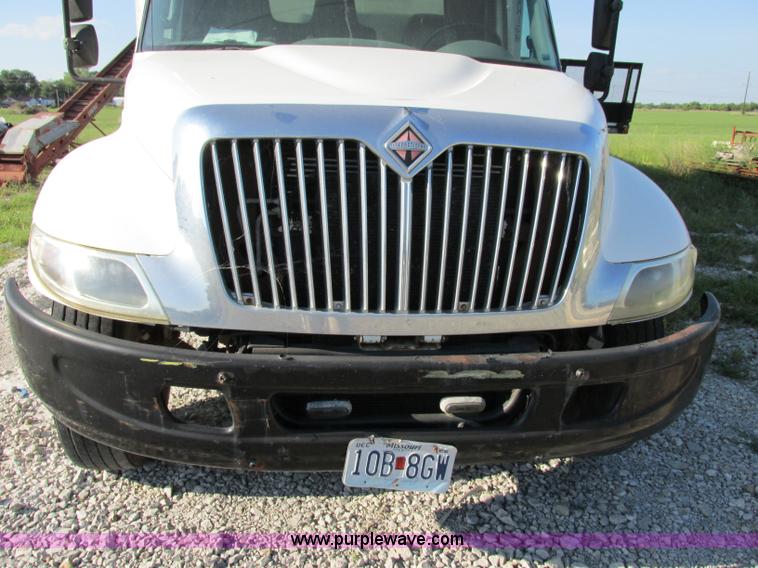 image for item F5221 2003 International DuraStar 4300 box truck