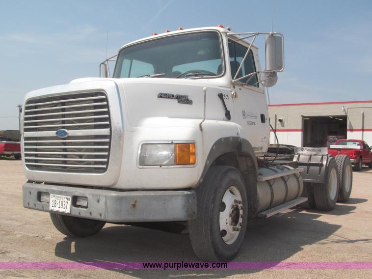 image for item F7086 1995 Ford Aeromax L9000 semi truck