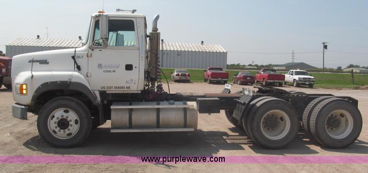 image for item F7086 1995 Ford Aeromax L9000 semi truck