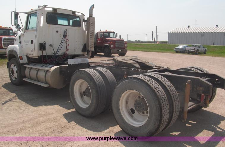 image for item F7086 1995 Ford Aeromax L9000 semi truck