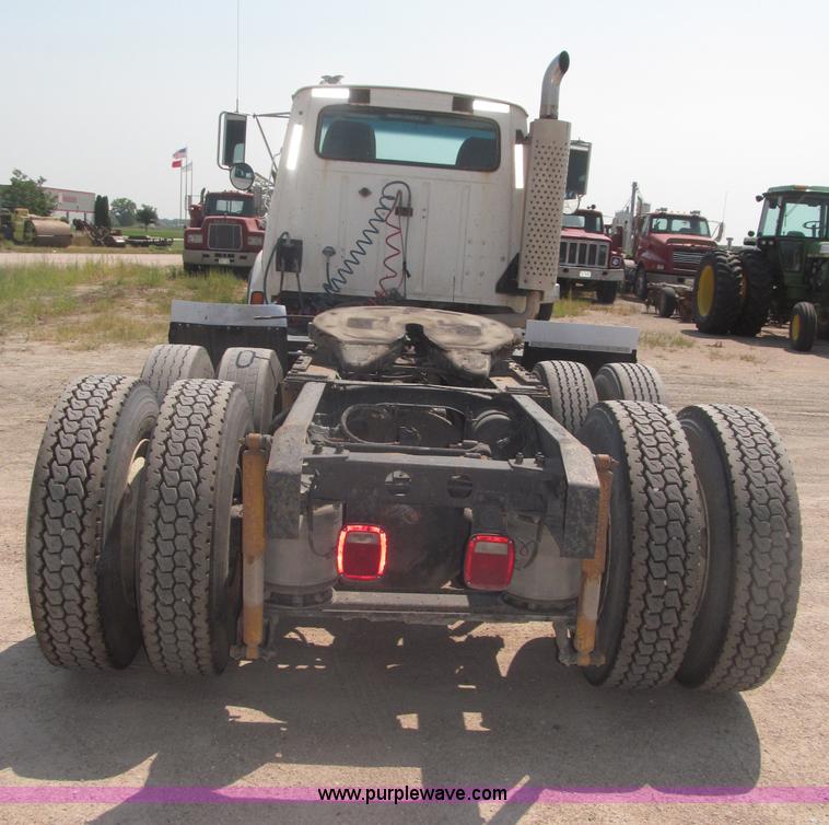 image for item F7086 1995 Ford Aeromax L9000 semi truck