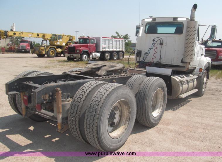 image for item F7086 1995 Ford Aeromax L9000 semi truck