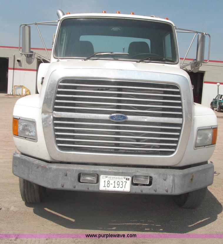 image for item F7086 1995 Ford Aeromax L9000 semi truck