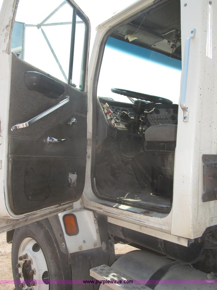 image for item F7086 1995 Ford Aeromax L9000 semi truck