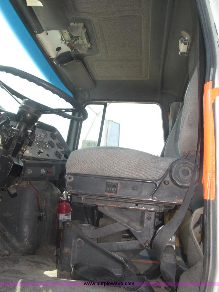 image for item F7086 1995 Ford Aeromax L9000 semi truck