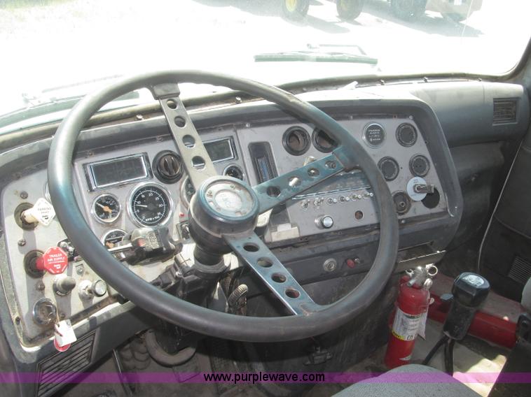 image for item F7086 1995 Ford Aeromax L9000 semi truck