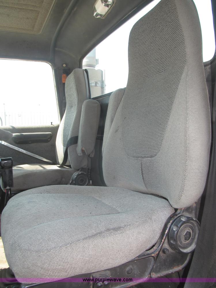 image for item F7086 1995 Ford Aeromax L9000 semi truck