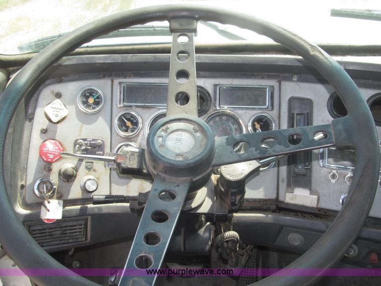 image for item F7086 1995 Ford Aeromax L9000 semi truck