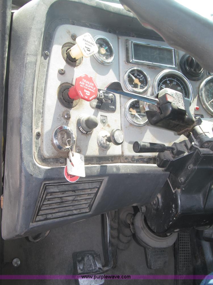 image for item F7086 1995 Ford Aeromax L9000 semi truck