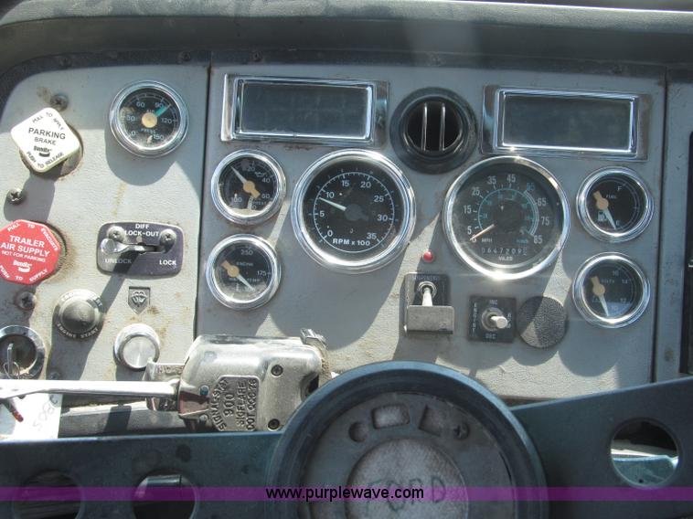 image for item F7086 1995 Ford Aeromax L9000 semi truck