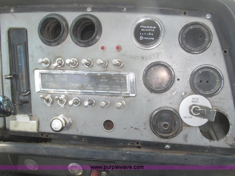 image for item F7086 1995 Ford Aeromax L9000 semi truck