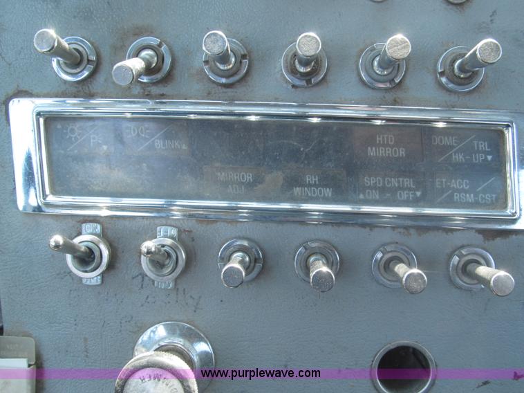 image for item F7086 1995 Ford Aeromax L9000 semi truck