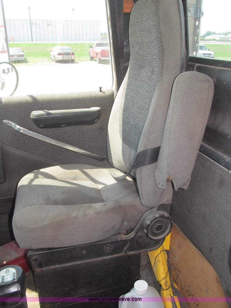 image for item F7086 1995 Ford Aeromax L9000 semi truck