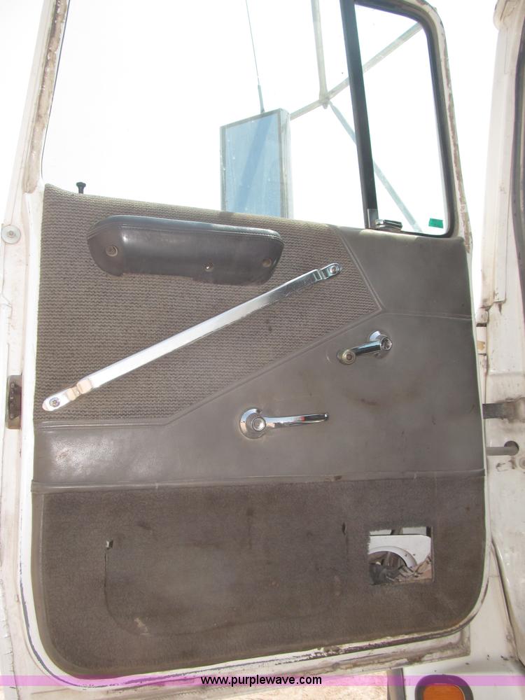 image for item F7086 1995 Ford Aeromax L9000 semi truck